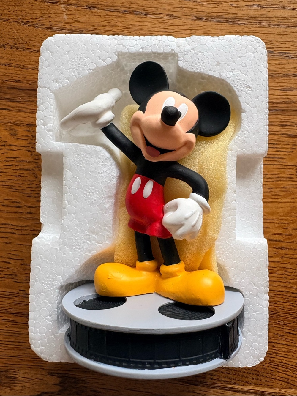VTG 1999 Disney Mickey Mouse standing on film reel- Hand Painted Resin Figurine - Picture 12 of 15
